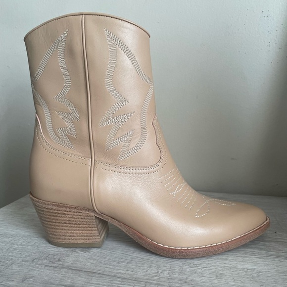 Authentic Valentino Garavani Calfskin Embroidered boots.Pre-owned.Comes with box - Picture 9 of 15